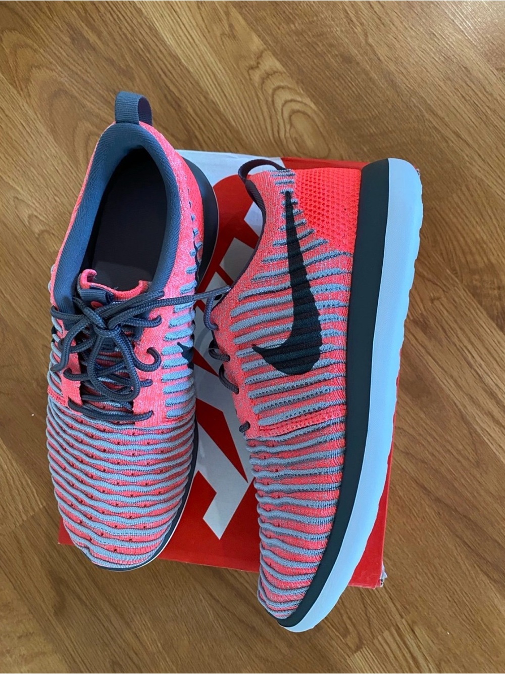 New girls Nike sz 6Y shoes Pink and Gray Flyknit